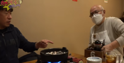 福岡市にはもつ鍋の名店が数多く存在し、その中でもお笑いタレント寺門ジモンさんが太鼓判を押すのが「越後屋 博多駅前本店」と「もつ繁」です。どちらも独特の味わいと高い評価を誇り、地元の人々や観光客にも人気です。